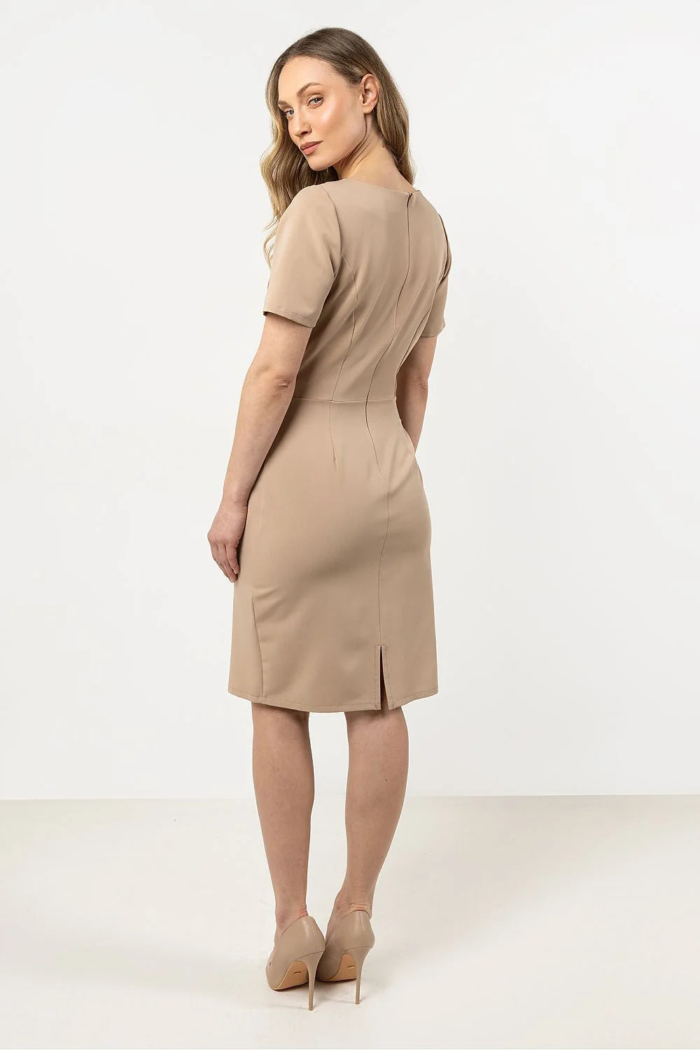 robe élégante ajustée fourreau mi longue manches courtes encolure ronde asymétrique boucle décorative fermeture éclair cachée beige polyester viscose elasthane
