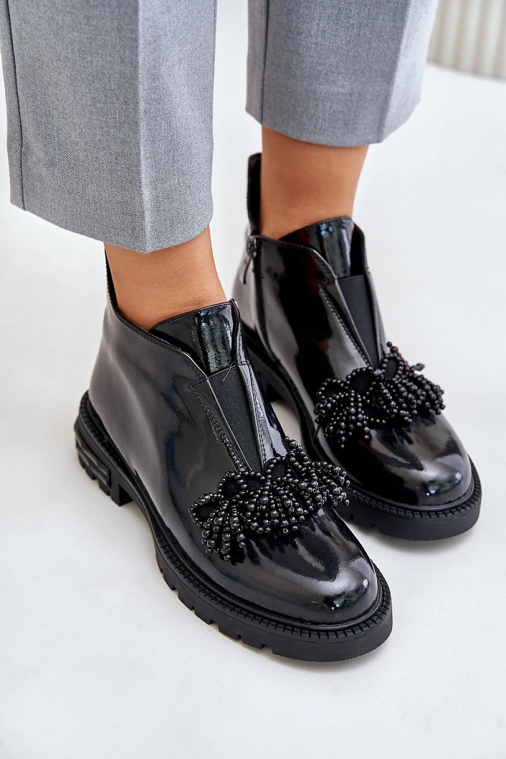 Bottes à bout rond basses en cuir verni noir pour femme, ornées de perles, semelle crantée, talon plat, design moderne et audacieux, style élégant, confort maximal
