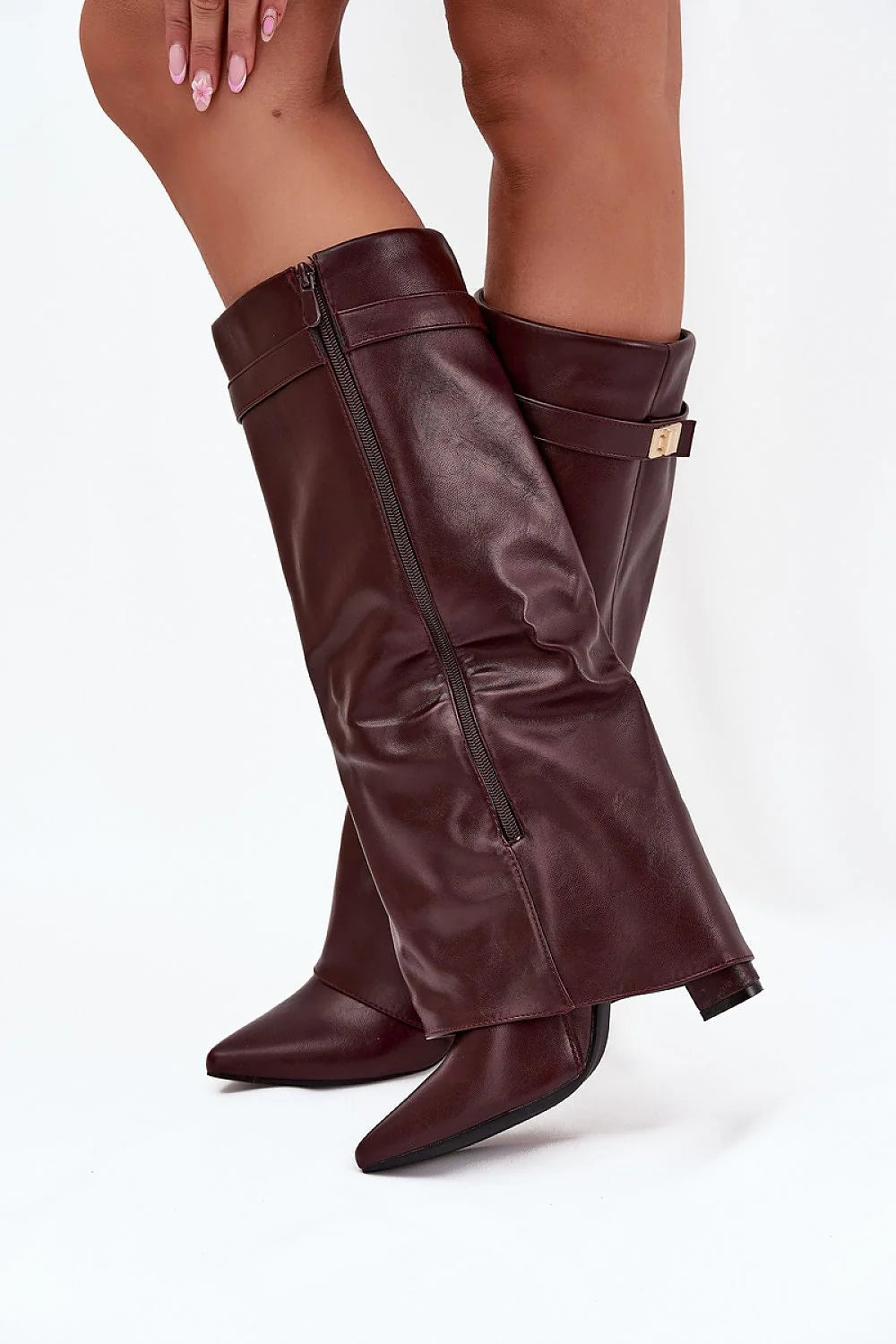bottes similicuir bordeaux montantes genou tige repliée lanière boucle dorée bout pointu talon bloc 10cm stabilité confort zippée