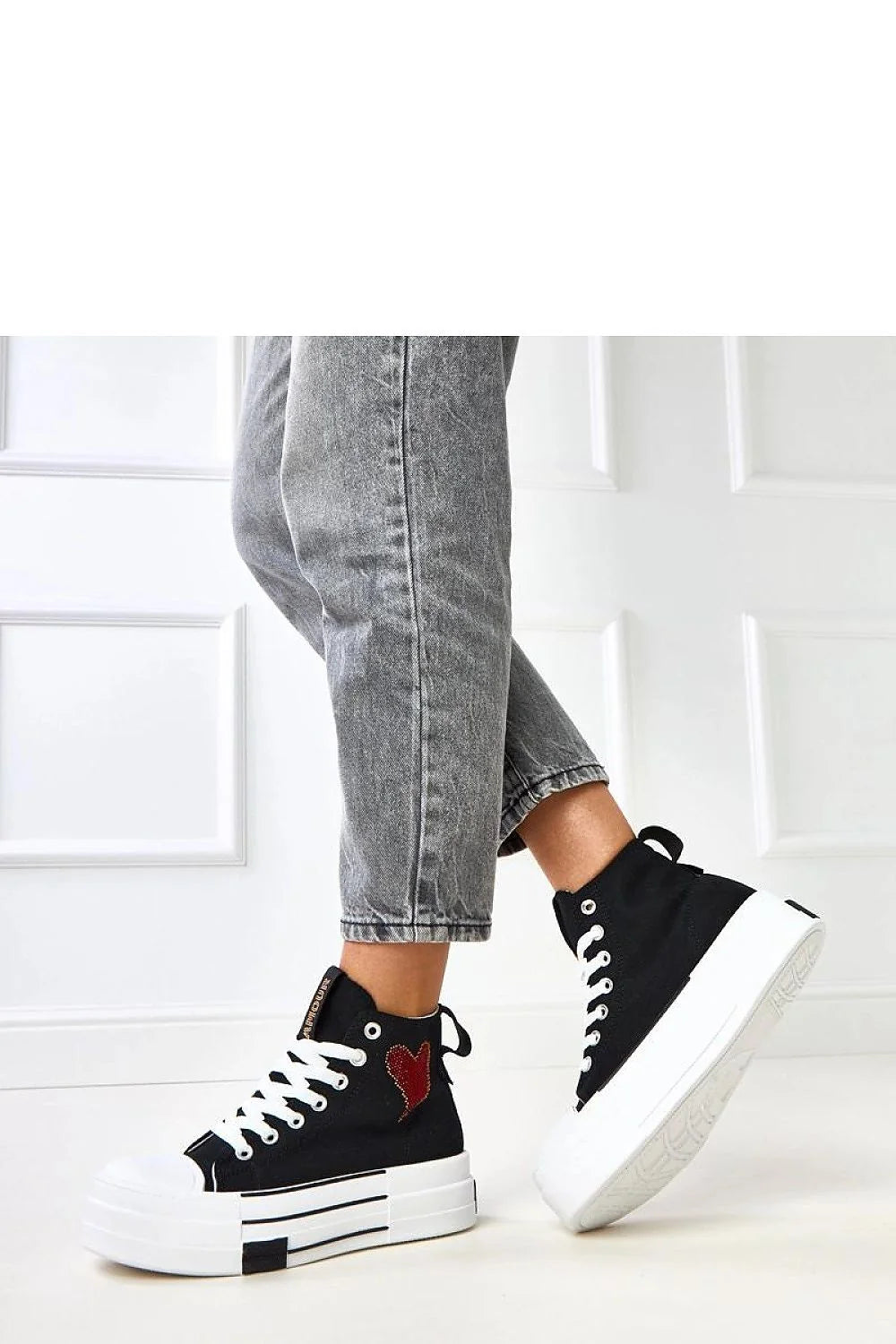 baskets femme montantes toile noire semelle plateforme blanche bout rond renforcé lacets blancs languette AMOUR patch cœur rouge