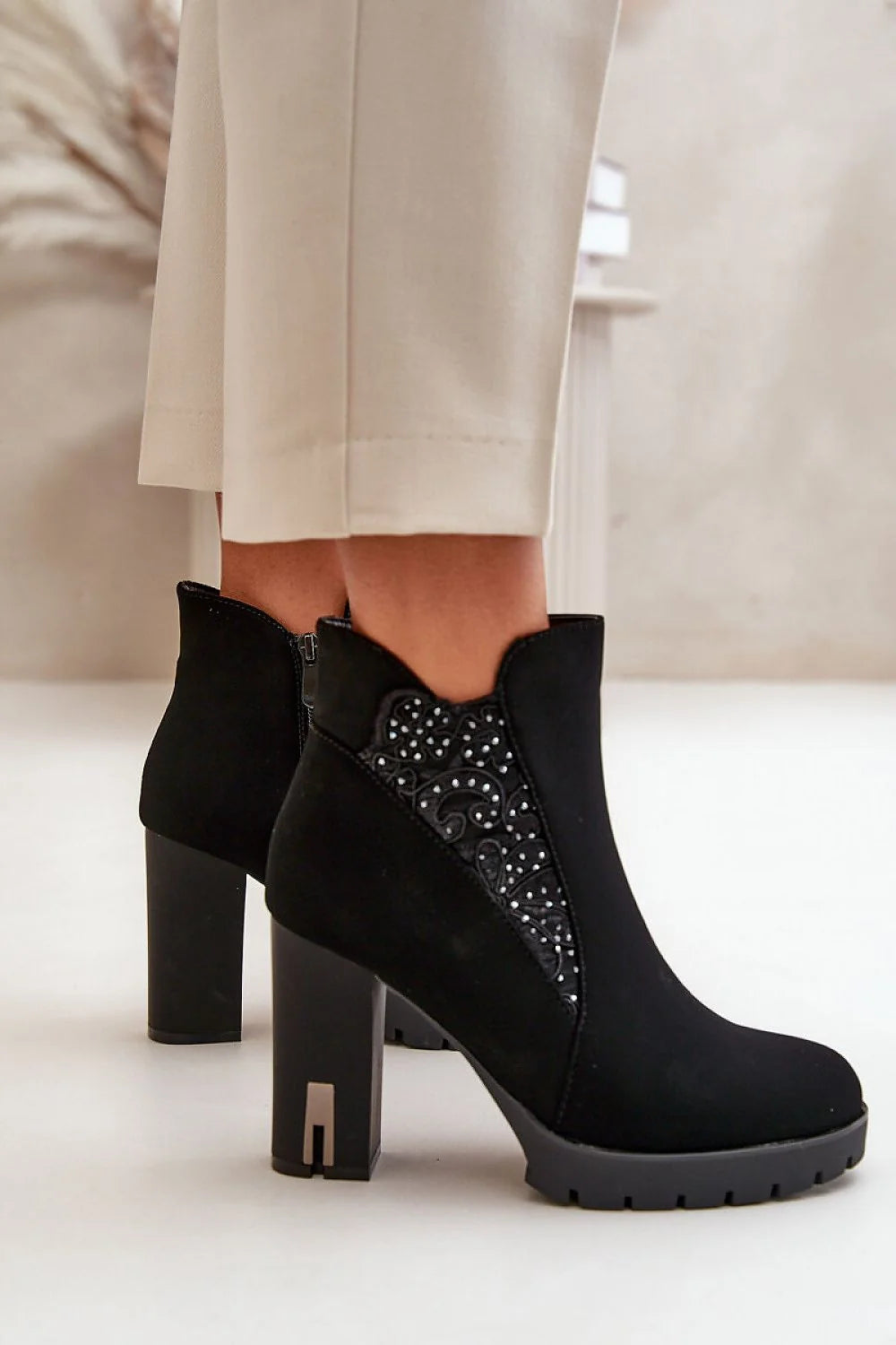 Bottines élégantes à talon haut pour femmes, cuir, design sophistiqué, confortable et moderne, finitions impeccables