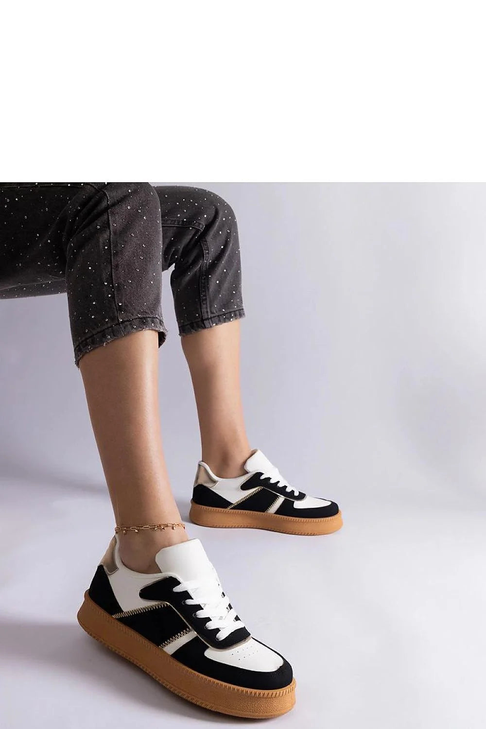 Baskets mode femmes cuir écologique noir blanc camel design moderne élégant semelle crantée confort durabilité