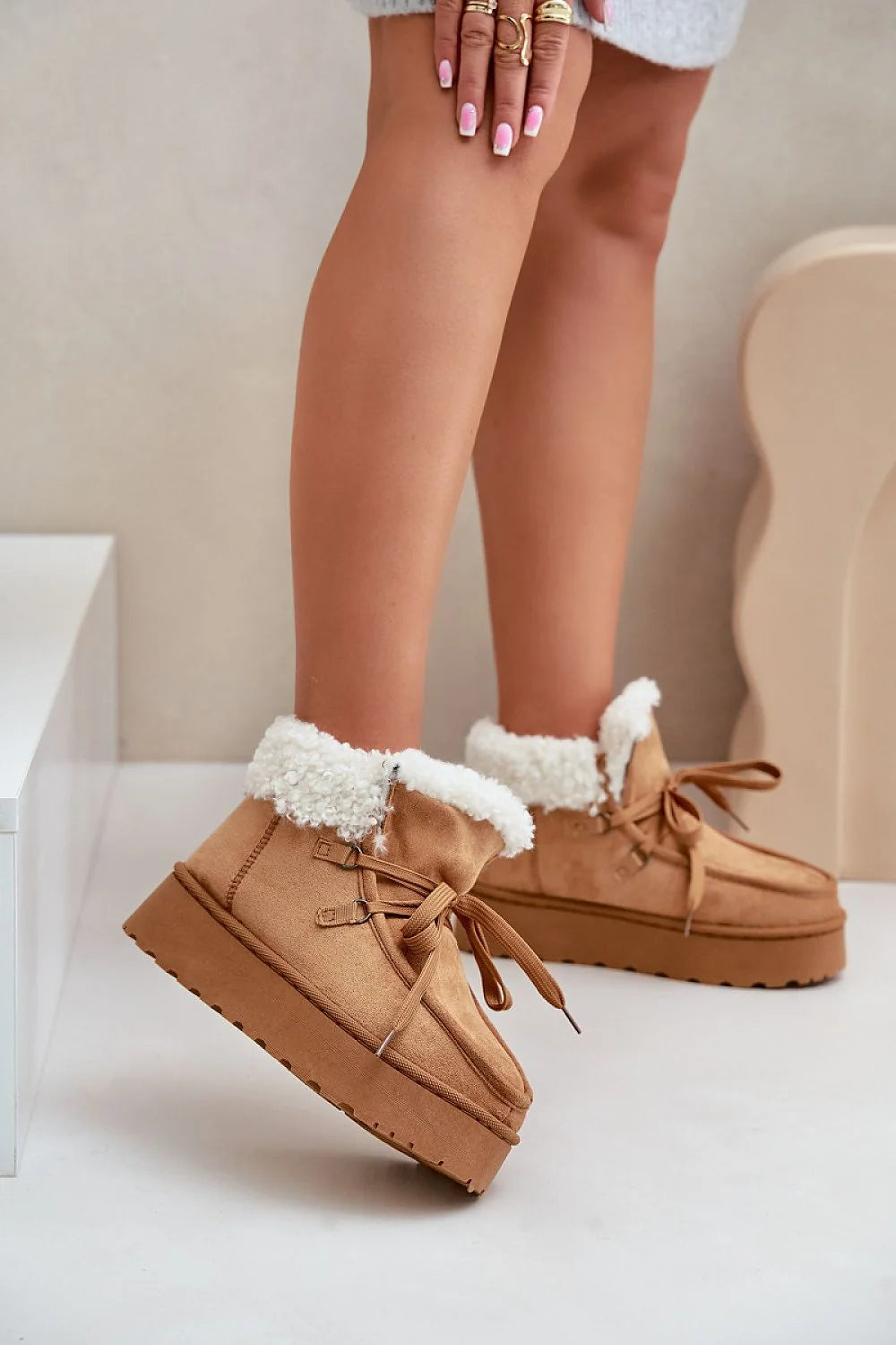 Bottines de neige pour femmes en suédine écologique style montant beige camel fourrure blanche lacets ajustables