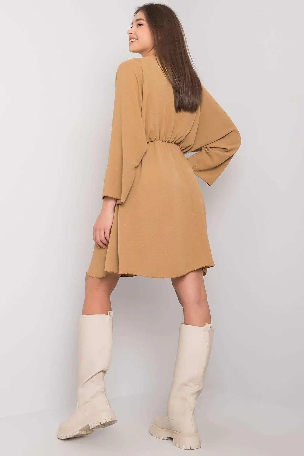 Robe moderne femme couleur camel en polyester 95% élasthanne 5% coupe évasée en V manches longues sans ceinture