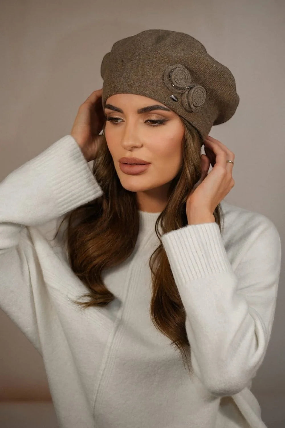 béret femme Kamea Bara laine polyamide chaud doux extensible élégant intemporel chic marron taupe perlé appliqué roses maille