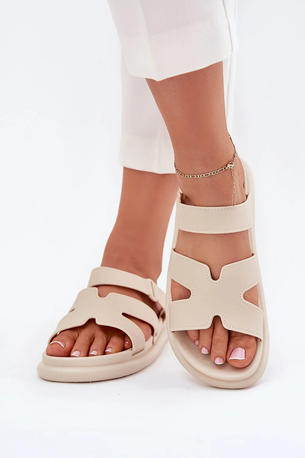 Sandales femmes design moderne minimaliste beige similicuir caoutchouc fermeture ajustable confort ventilation chaîne métal occasion quotidienne été style élégant décontracté