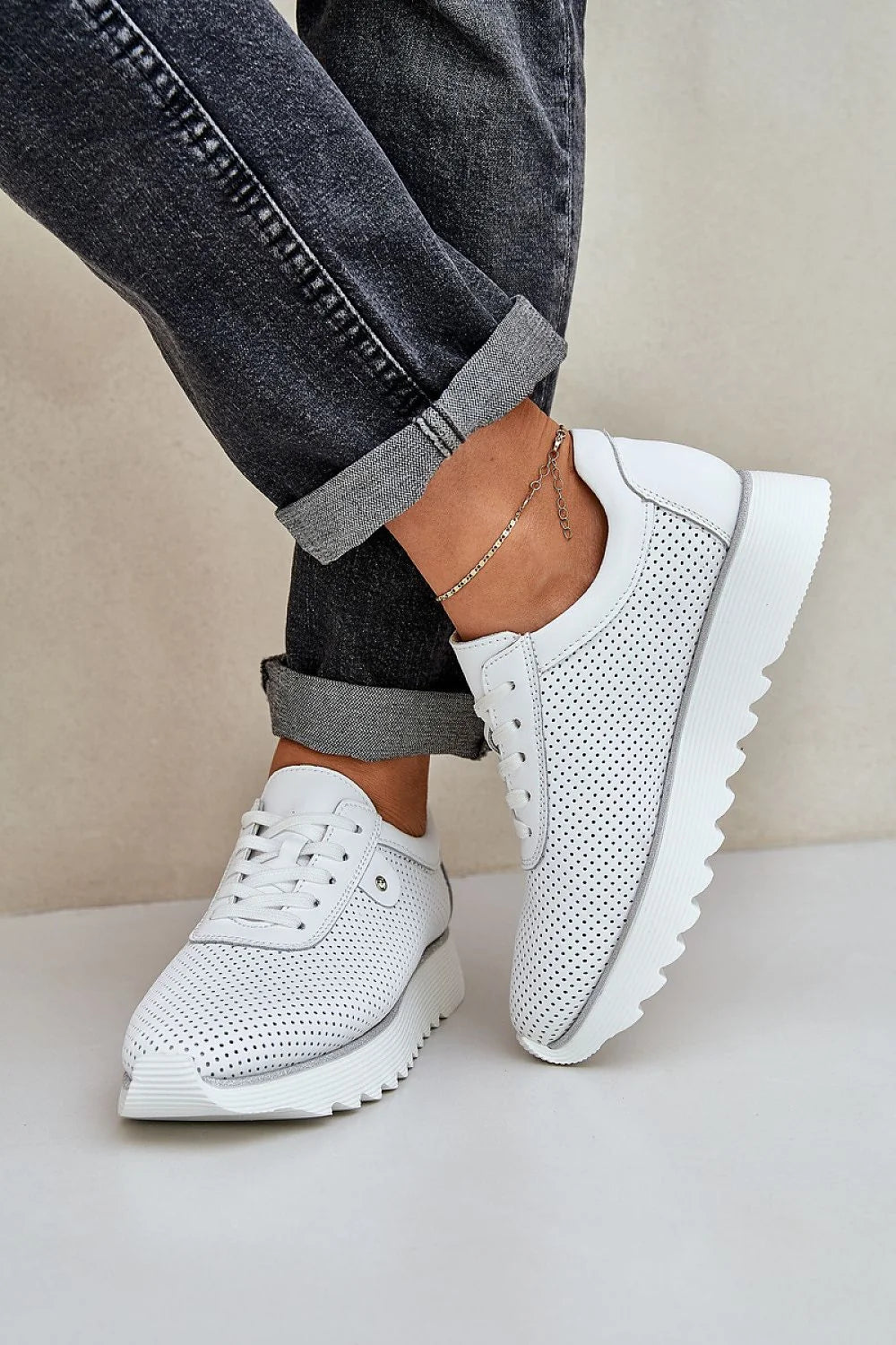 Chaussures de sport pour femmes design moderne couleur blanche tige perforée semelle épaisse look minimaliste confort quotidien