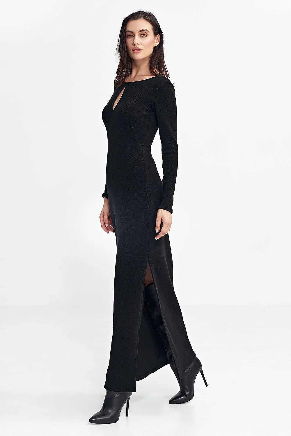 robe longue noire maxi manches longues coupe ajustée encolure goutte maille côtelée extensible fente latérale minimaliste chic soirée élégante sophistiquée