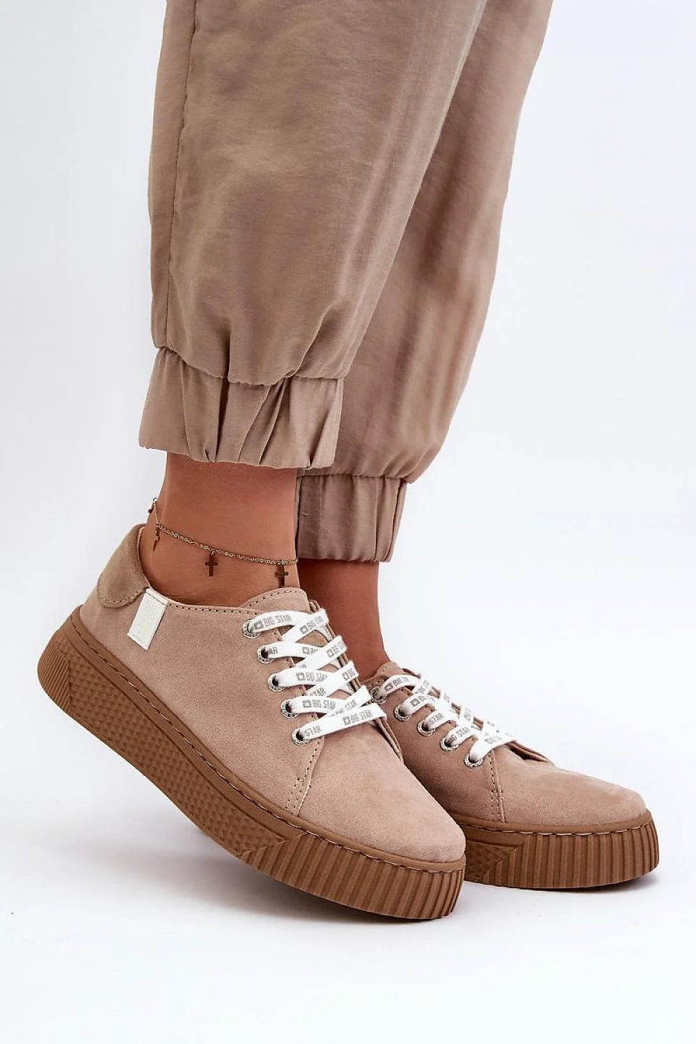Baskets femme suédine beige plateforme épaisse semelle crantée bout rond lacets blancs imprimés œillets métalliques col rembourré