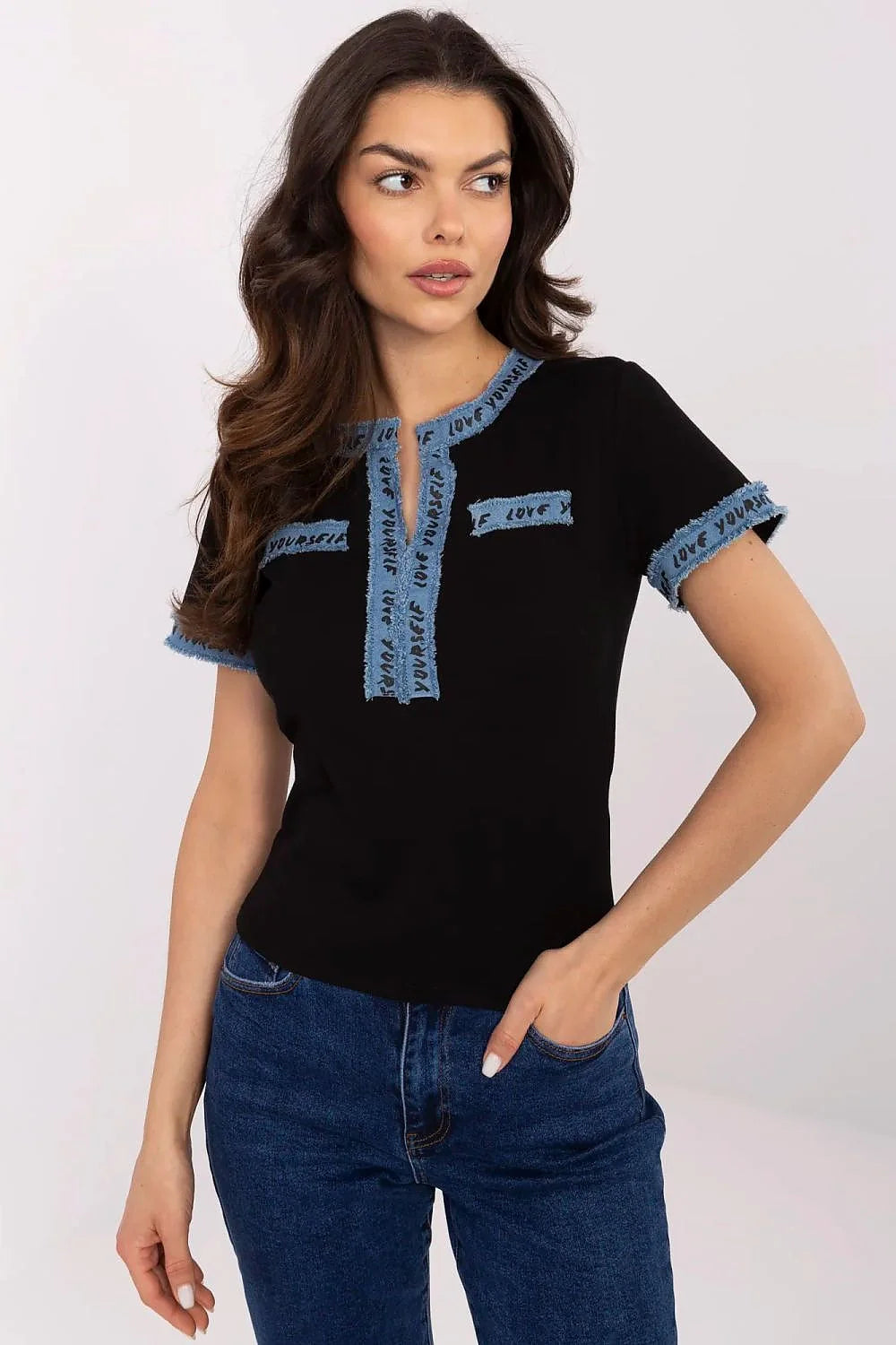 T-shirt femme ajusté en coton élasthanne style décontracté encolure V manches courtes finition denim message LOVE YOURSELF