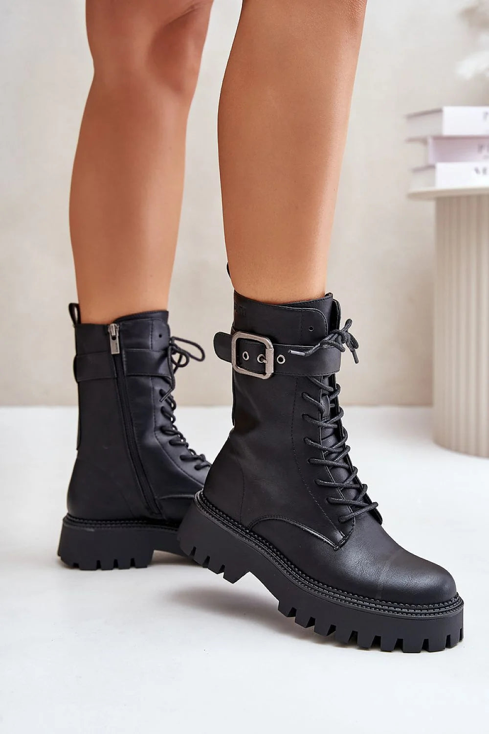 Bottes noires mi-mollet cuir synthétique style militaire robustes lacets boucle tendance femme urbaine