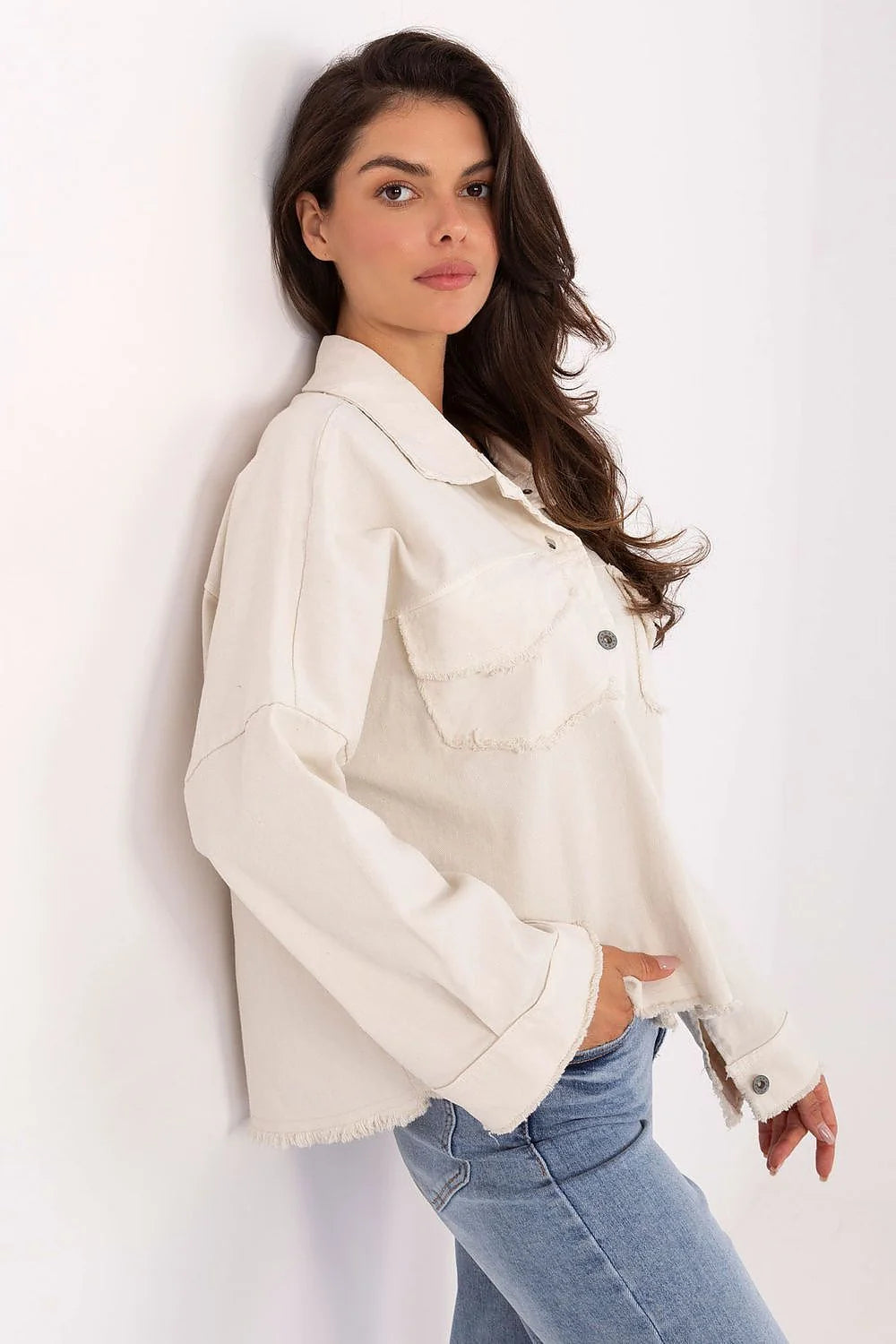 chemise shacket oversize crème coton denim épais coupe droite courte col chemise fermeture boutonnée poches poitrine rabat ourlets effilochés