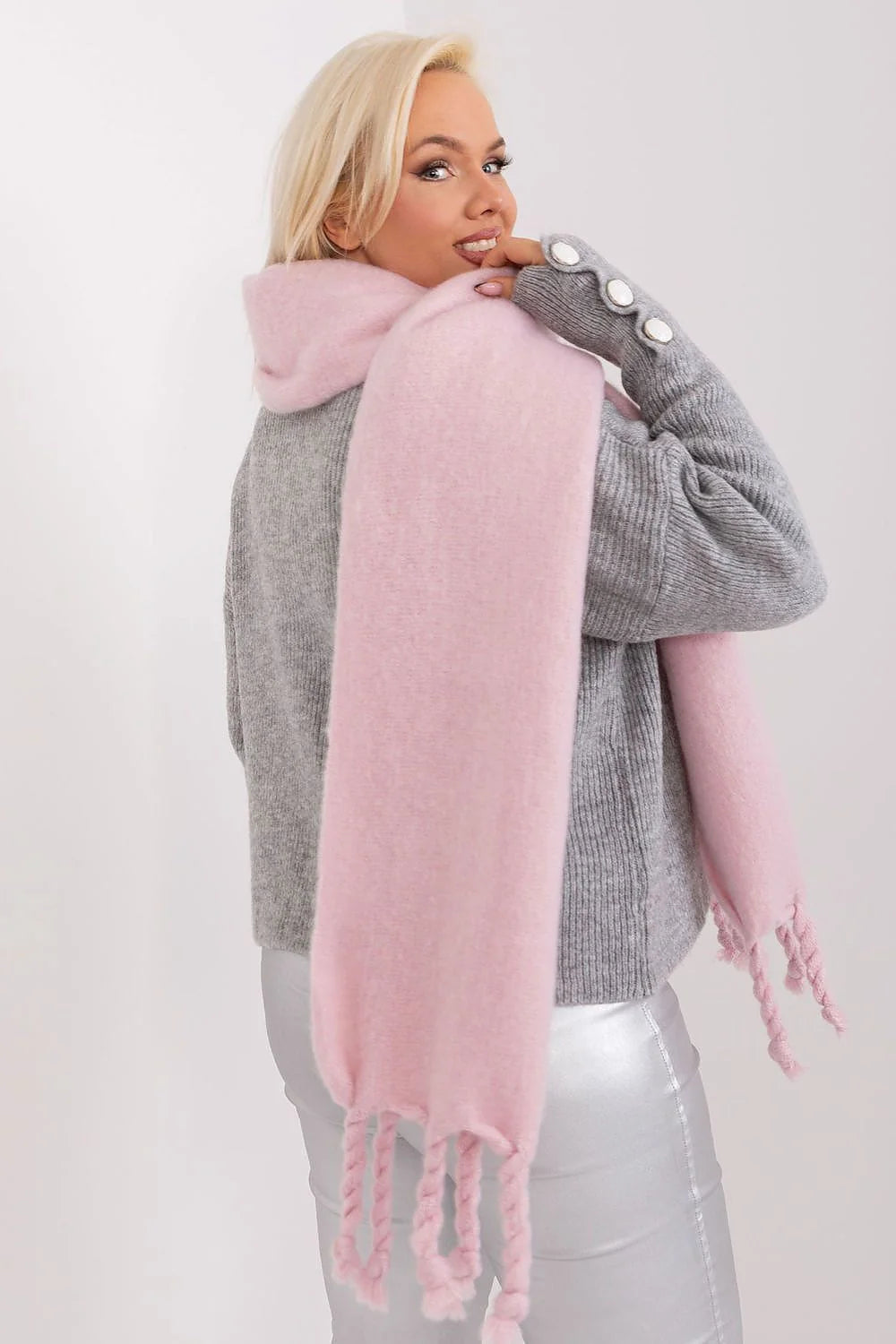 Écharpe longue en laine douce rose clair avec franges torsadées mode femme automne hiver