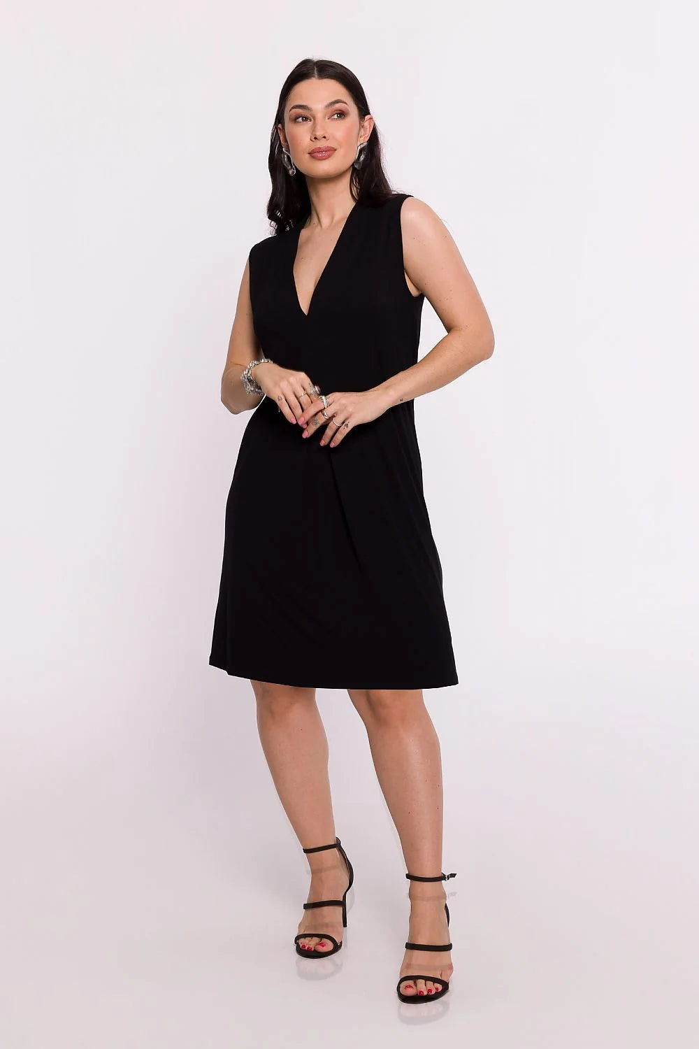 Robe de jour élégante Be Wear style minimaliste coupe évasée décolleté V sans manches noire matière légère femme