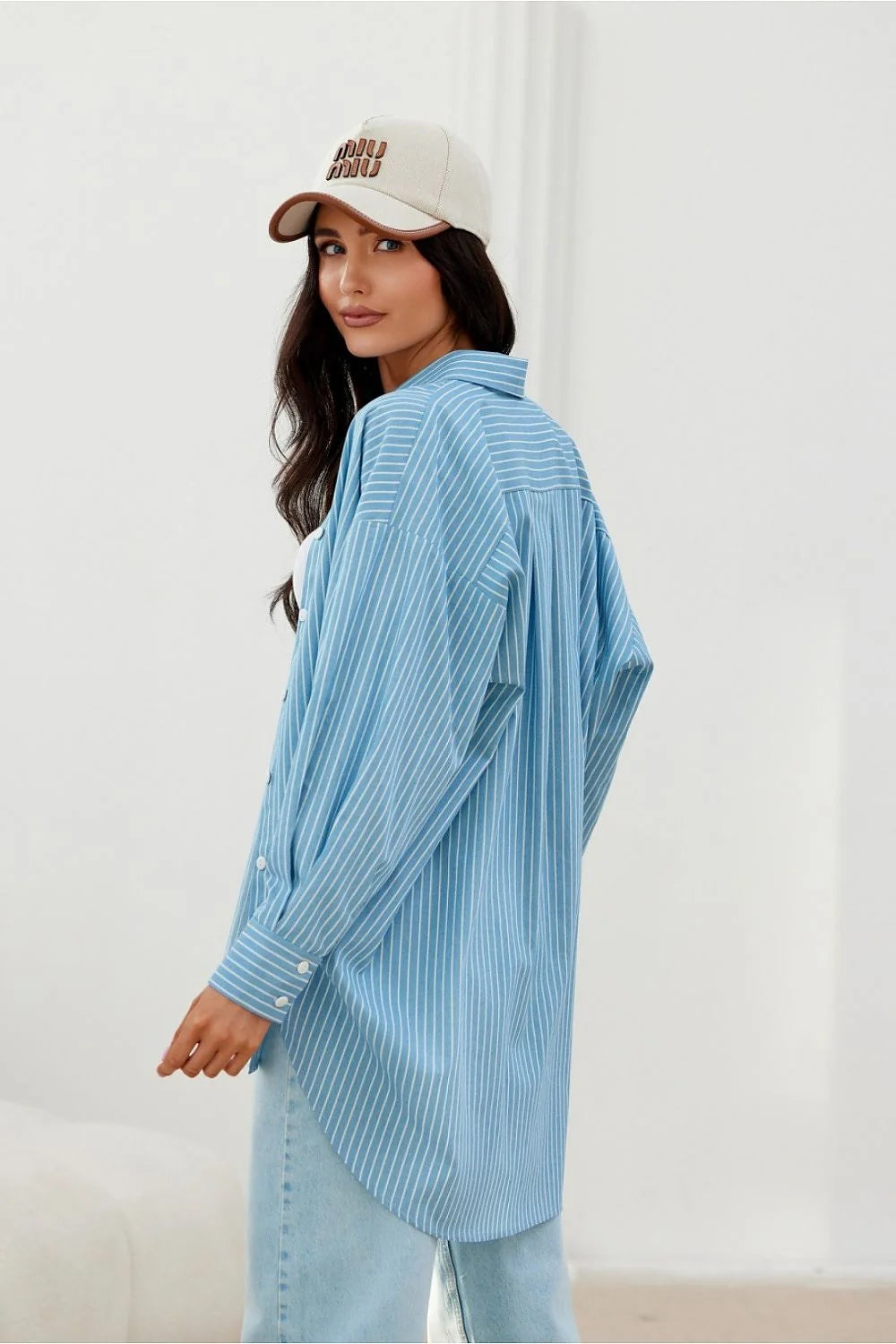 Chemise manche longue Roco Fashion style casual oversize rayures fines bleu clair coton 100% coupe asymétrique poignets boutonnés femme