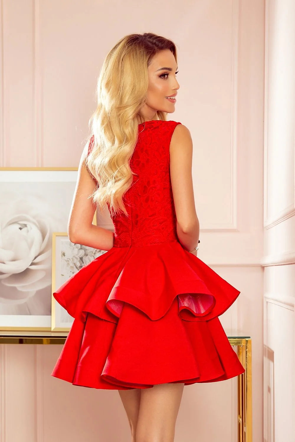 robe soirée courte rouge dentelle sans manches décolleté V taille cintrée jupe peplum volume brodée florale glamour femme