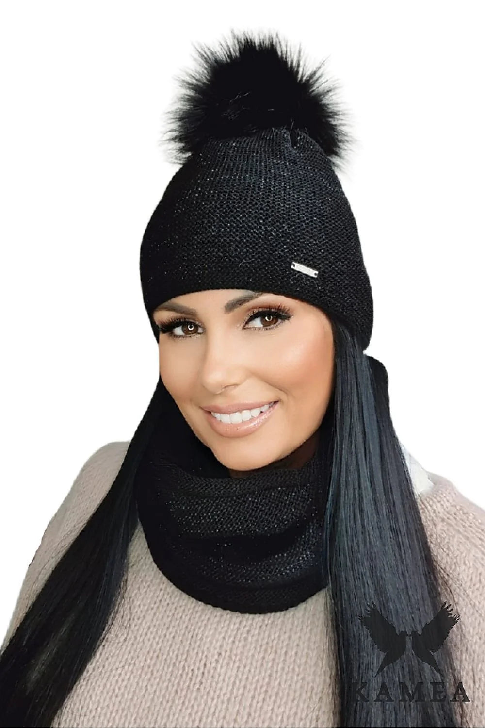 Ensemble hiver élégant pour femmes bonnet écharpe texture tricot pompon fourrure noire taille ajustable style moderne