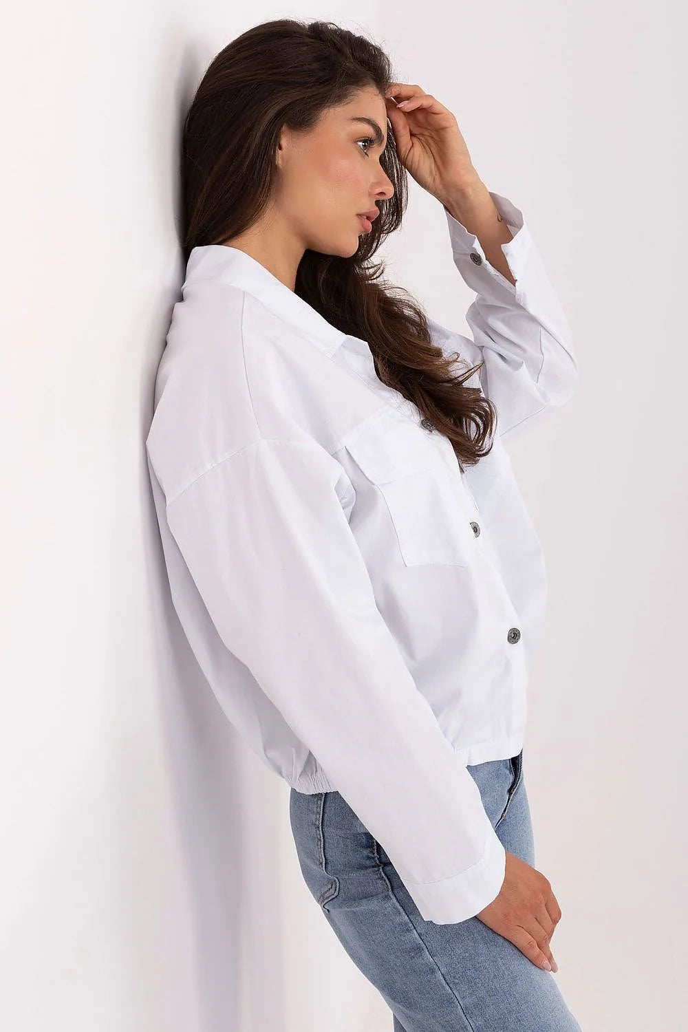 chemise oversize shacket blanche popeline coton élasthanne col classique manches longues coupe courte décontractée poches poitrine rabats ourlet élastiqué