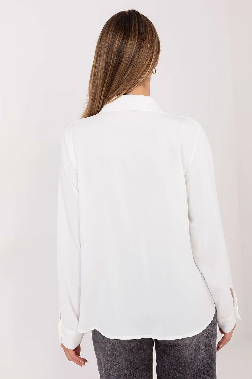 chemise femme blanche polyester légère fluide tombé souple col classique manches longues bouffantes poignets nouée laçage décoratif élégante