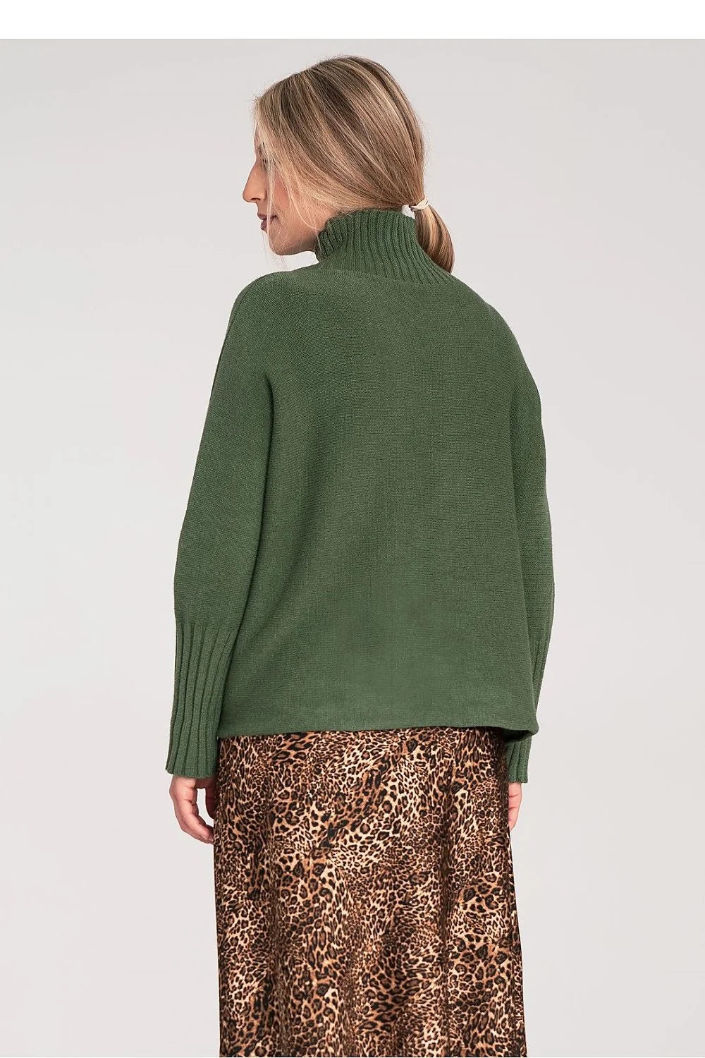 pull col roulé golf femme oversize épaules tombantes manches longues poignets côtelés maille tricotée vert olive chaud confortable élégant polyvalent