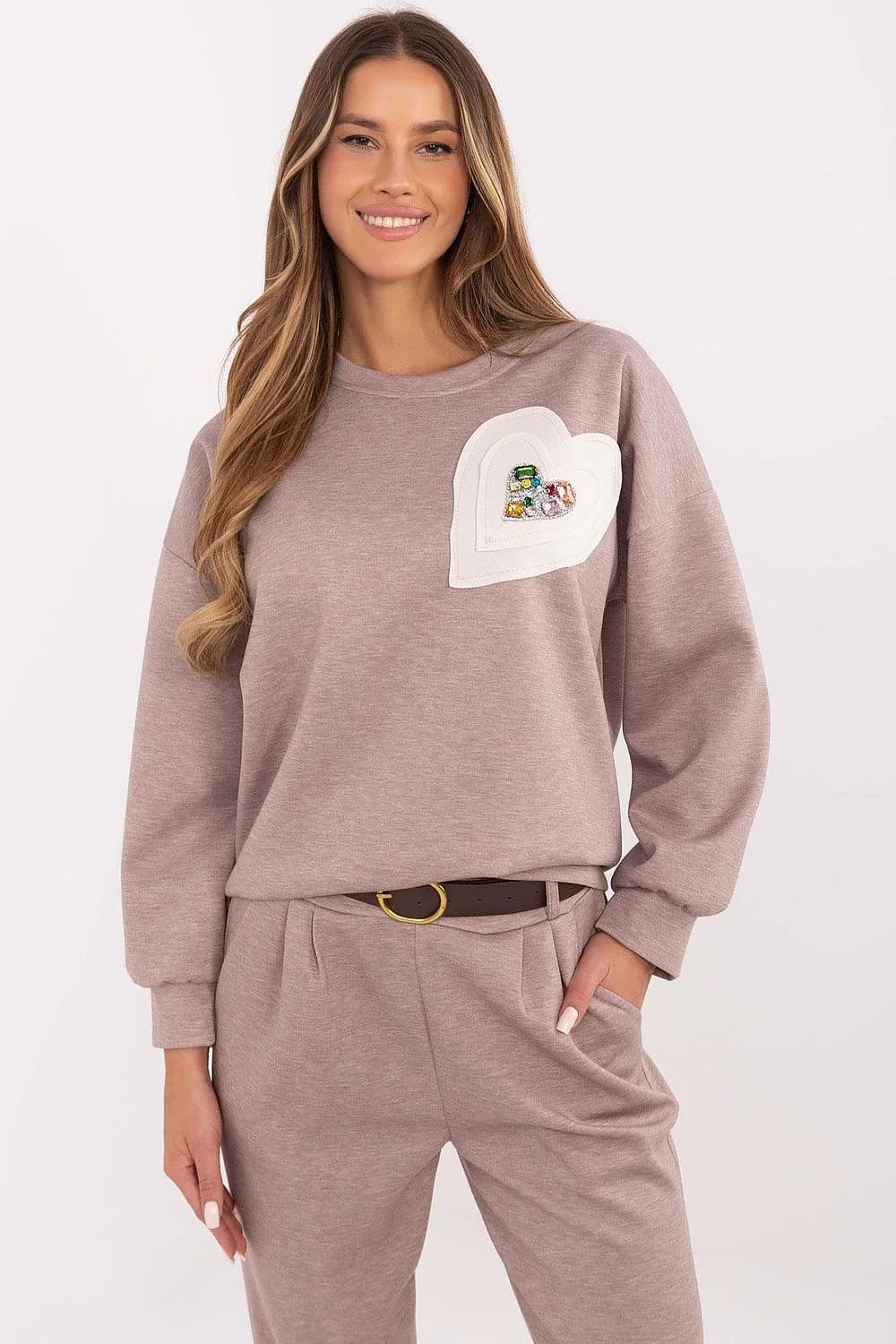 ensemble femme casual beige taupe sweatshirt molletonné manches longues pantalon ajusté taille mi ceinture cuir boucle dorée coeur appliqué sequins