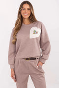 ensemble femme casual beige taupe sweatshirt molletonné manches longues pantalon ajusté taille mi ceinture cuir boucle dorée coeur appliqué sequins