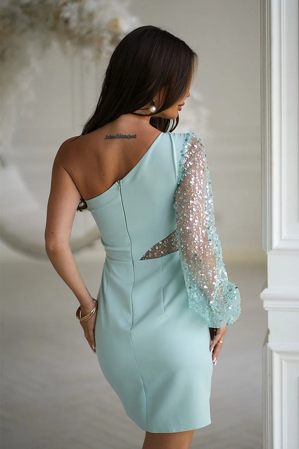 robe courte cocktail asymétrique menthe pâle one shoulder manche longue tulle transparent paillettes résille drapée satinée stretch portefeuille ajustée doublée