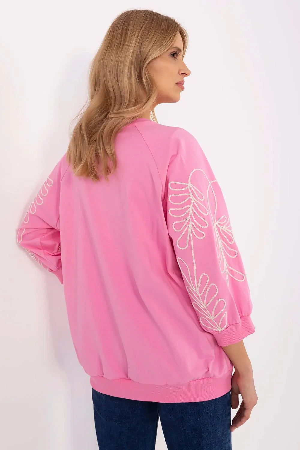 Sweatshirt féminin décontracté manches 3/4 broderie florale poche kangourou rose vif matière coton mixte coupe ample style urbain