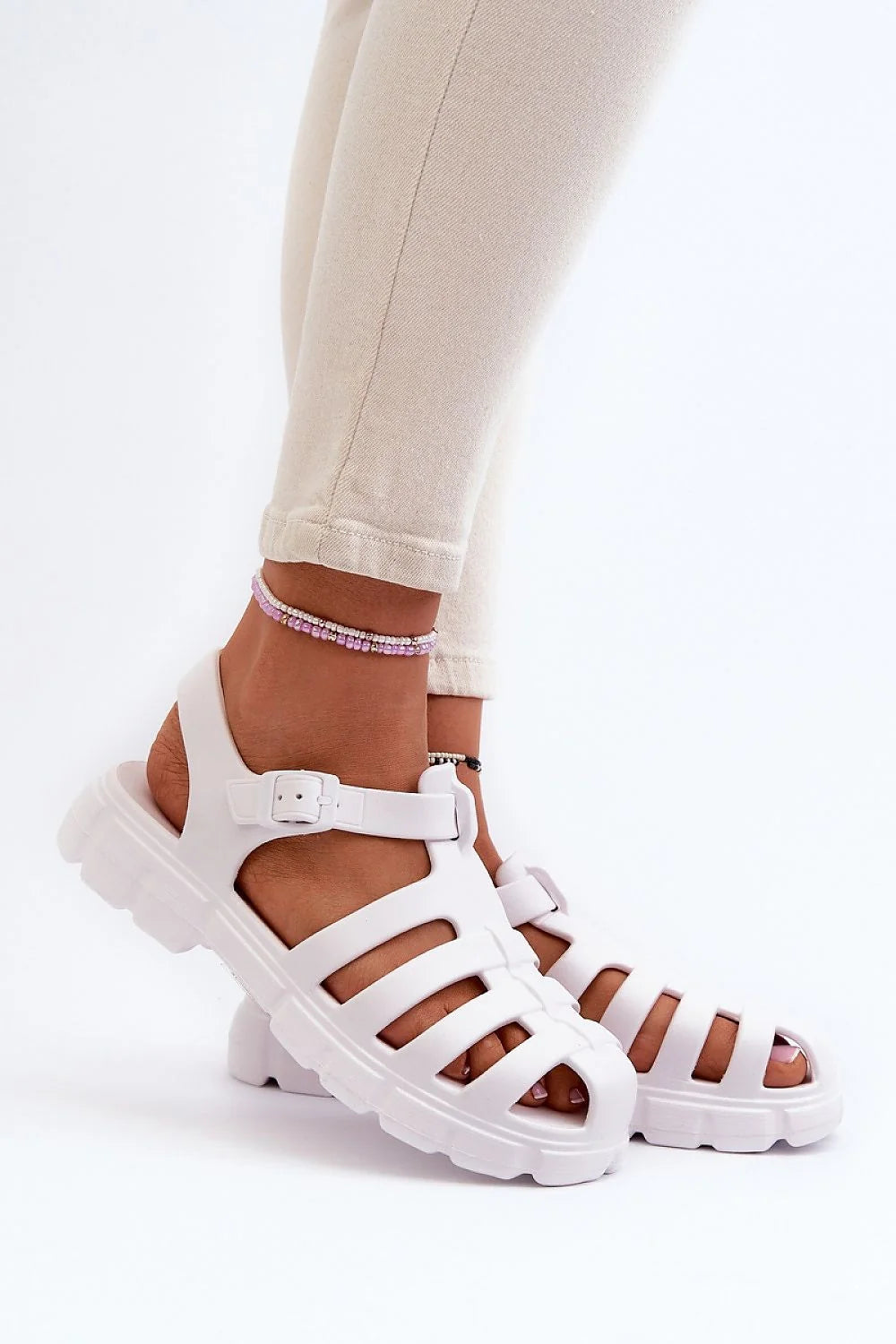 sandales femme mousse blanches confortables légères semelle crantée antidérapantes plateforme compensée brides multiples réglables boucle respirantes