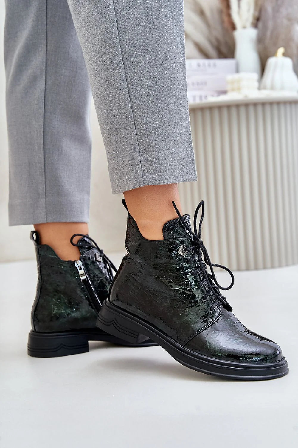 Bottes Step in style femmes style élégant moderne design audacieux cuir verni noir métallique lacets fermeture éclair confortable