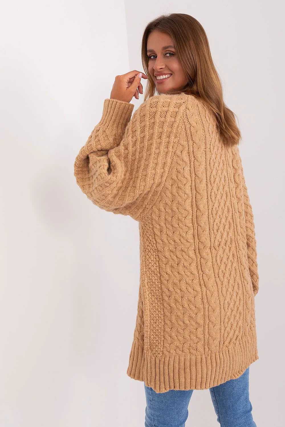 Pull-over femme long col rond manches longues côtelées couleur beige camel texture tricot torsadé