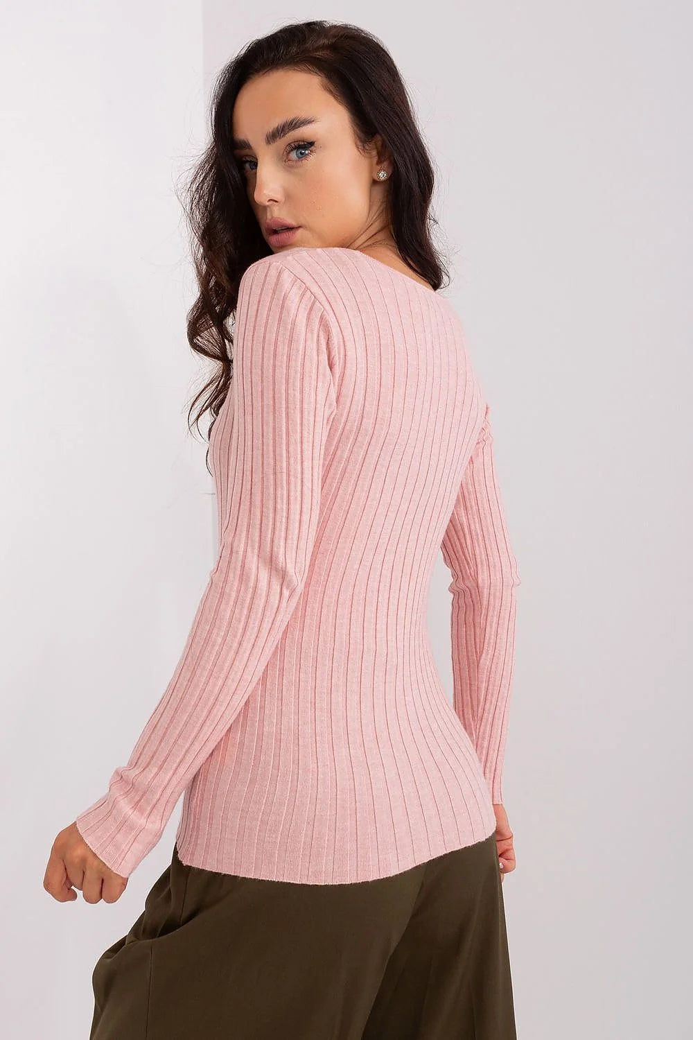 Haut manches longues côtelée rose pâle et pantalon large kaki femme, look épuré moderne