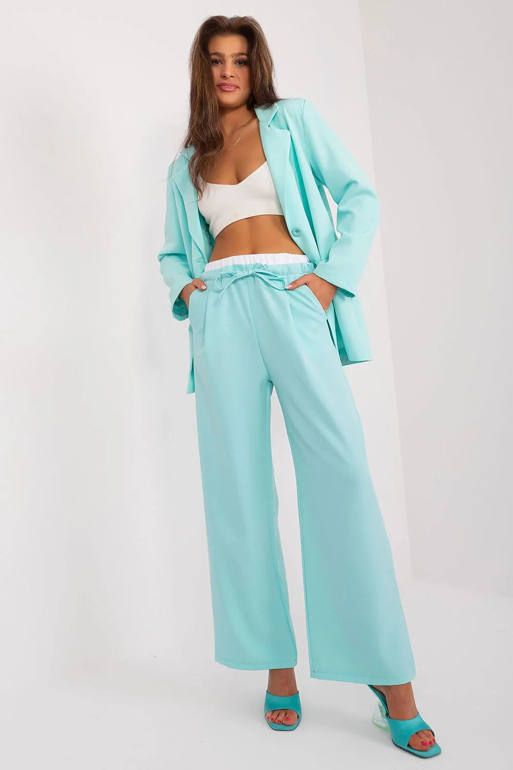 Ensemble vêtements femme veste pantalon crop top bleu clair blanc oversize modern style confortable