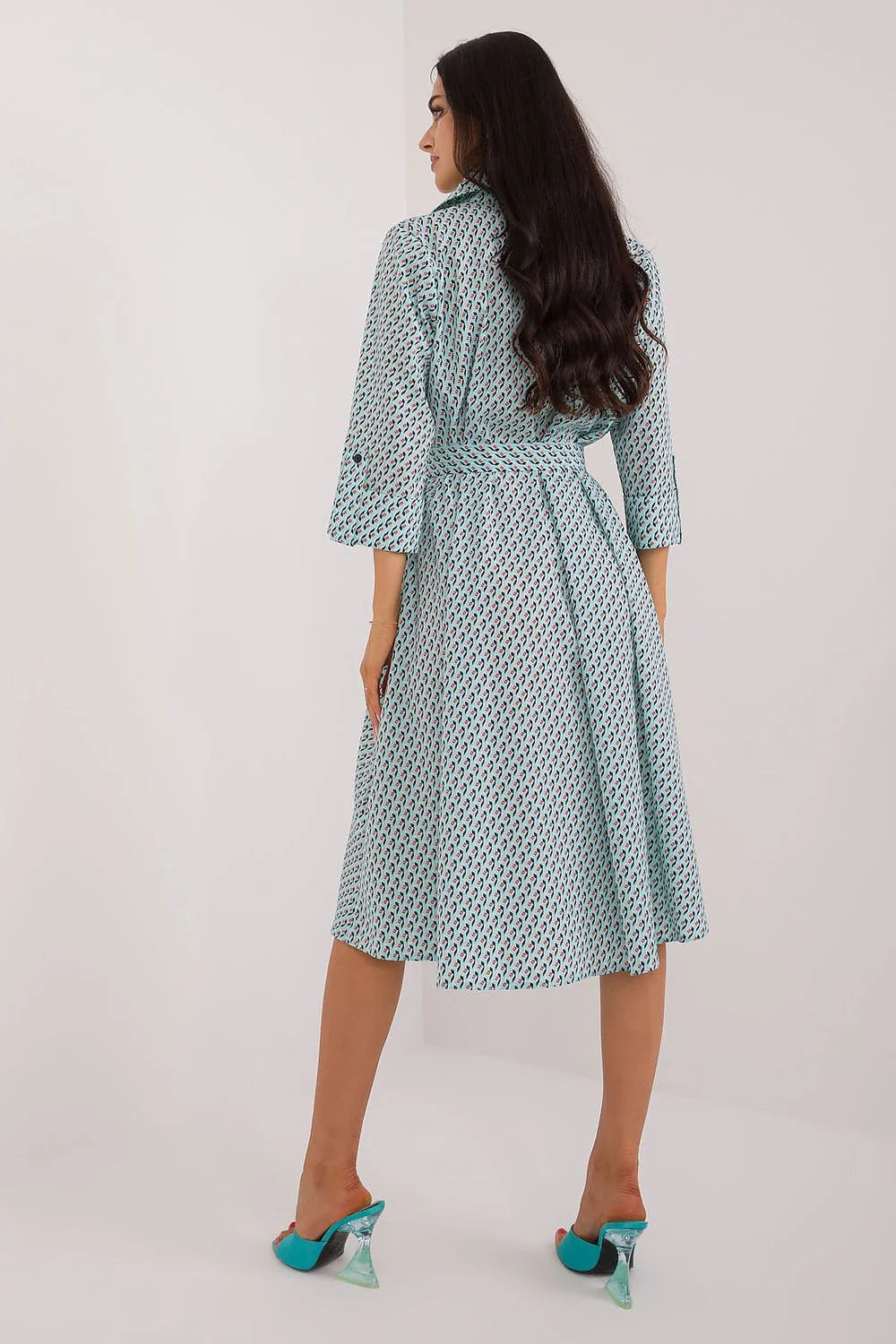 robe chemise midi imprimé géométrique turquoise blanc corail manches troisquarts ceinture nouable poches latérales tissu fluide léger coupe évasée féminine