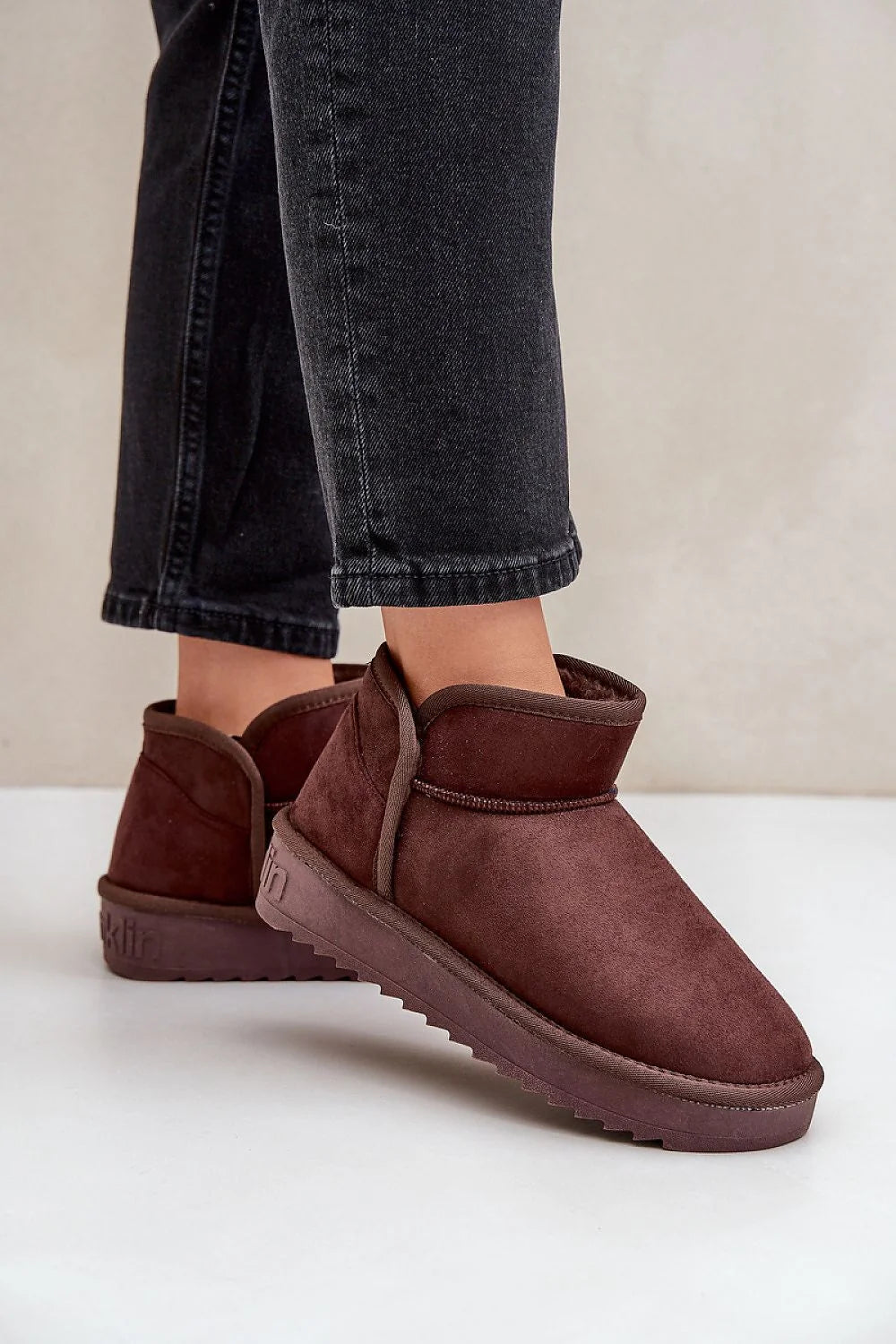 Bottines de neige pour femmes style moderne confortable design minimaliste tige courte suède brun chocolat