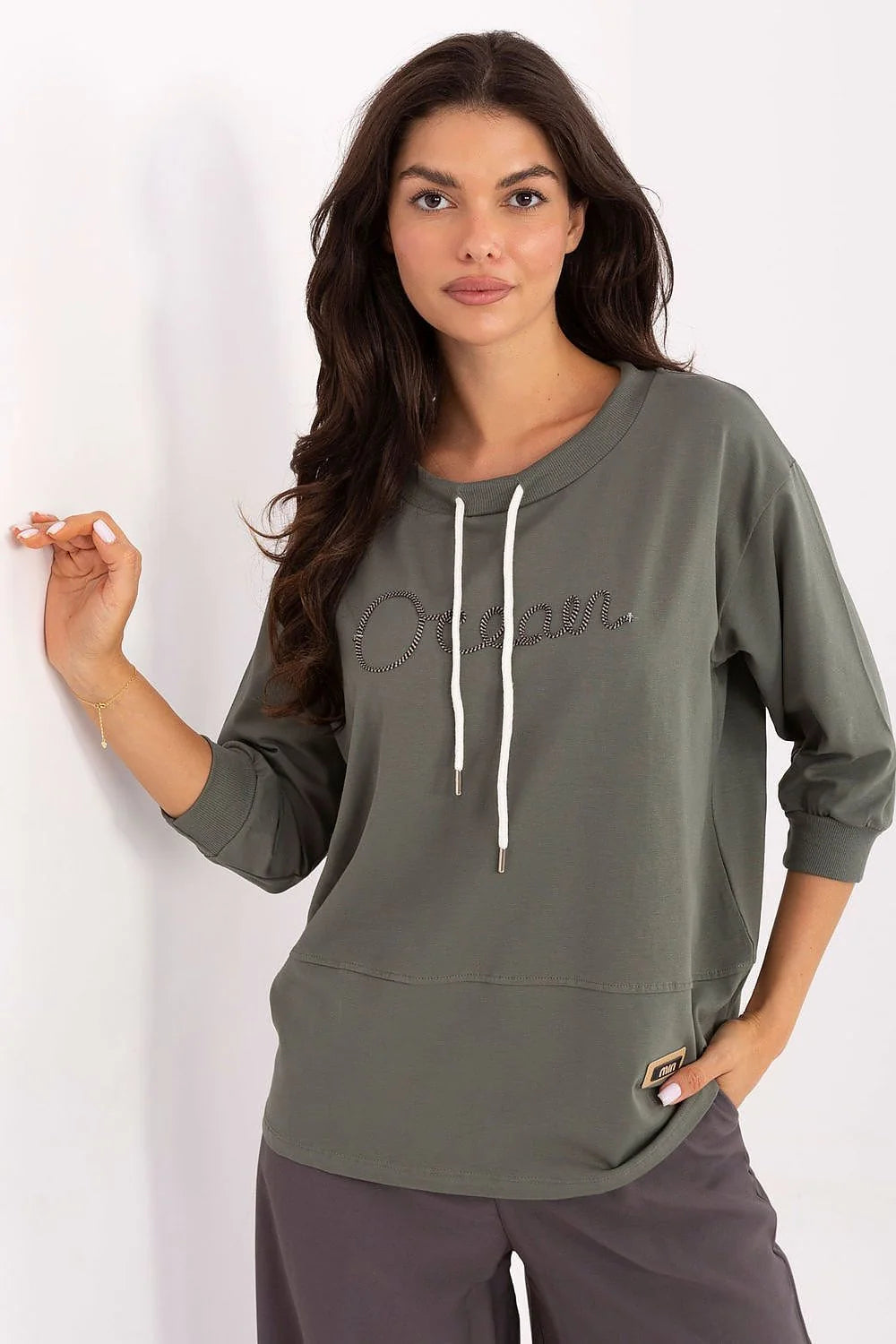 chemisier casual kaki olive oversize col rond cordon blanc manches troisquarts poignets côtelés jersey léger broderie Ocean patch similicuir polyvalent