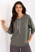 chemisier casual kaki olive oversize col rond cordon blanc manches troisquarts poignets côtelés jersey léger broderie Ocean patch similicuir polyvalent