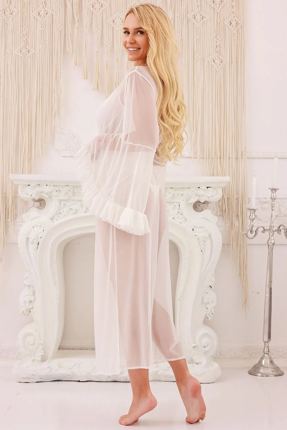 sensuelle aérienne brumeuse séduisante peignoir long ivoire voile chiffon tulle fluide manches évasées volants plissés ceinture nouée