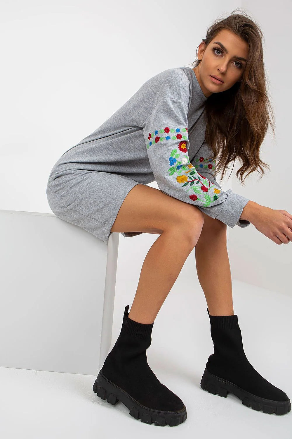 robe sweat courte grise chinée manches longues broderie florale multicolore encolure ronde coupe droite ample molleton doux poignets côtelés coton