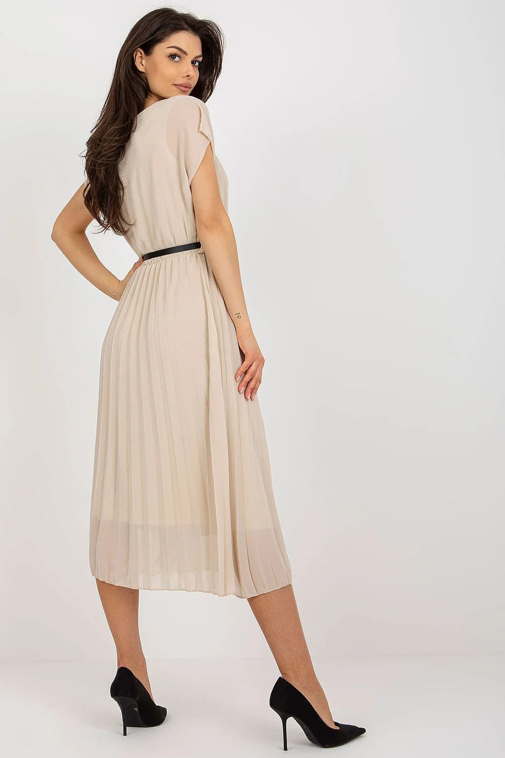 robe cocktail midi plissée beige champagne chiffon légère manches kimono courtes encolure ronde taille marquée ceinture noire boucle dorée évasée