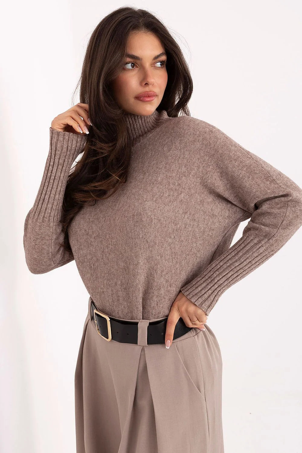 pull femme col roulé maille douce taupe chiné oversize épaules tombantes manches longues poignets côtelés texture duveteuse polyvalent casual chic