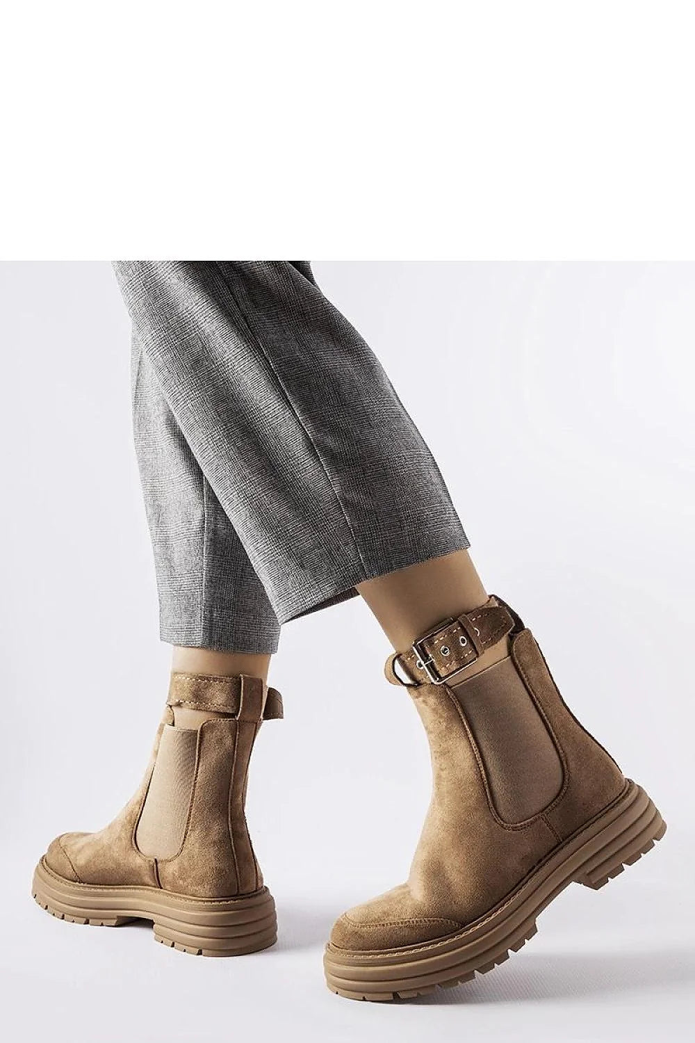 Bottines Chelsea femme style moderne élégant beige sand suède semelle épaisse caoutchouc résistante détails métalliques ajustables