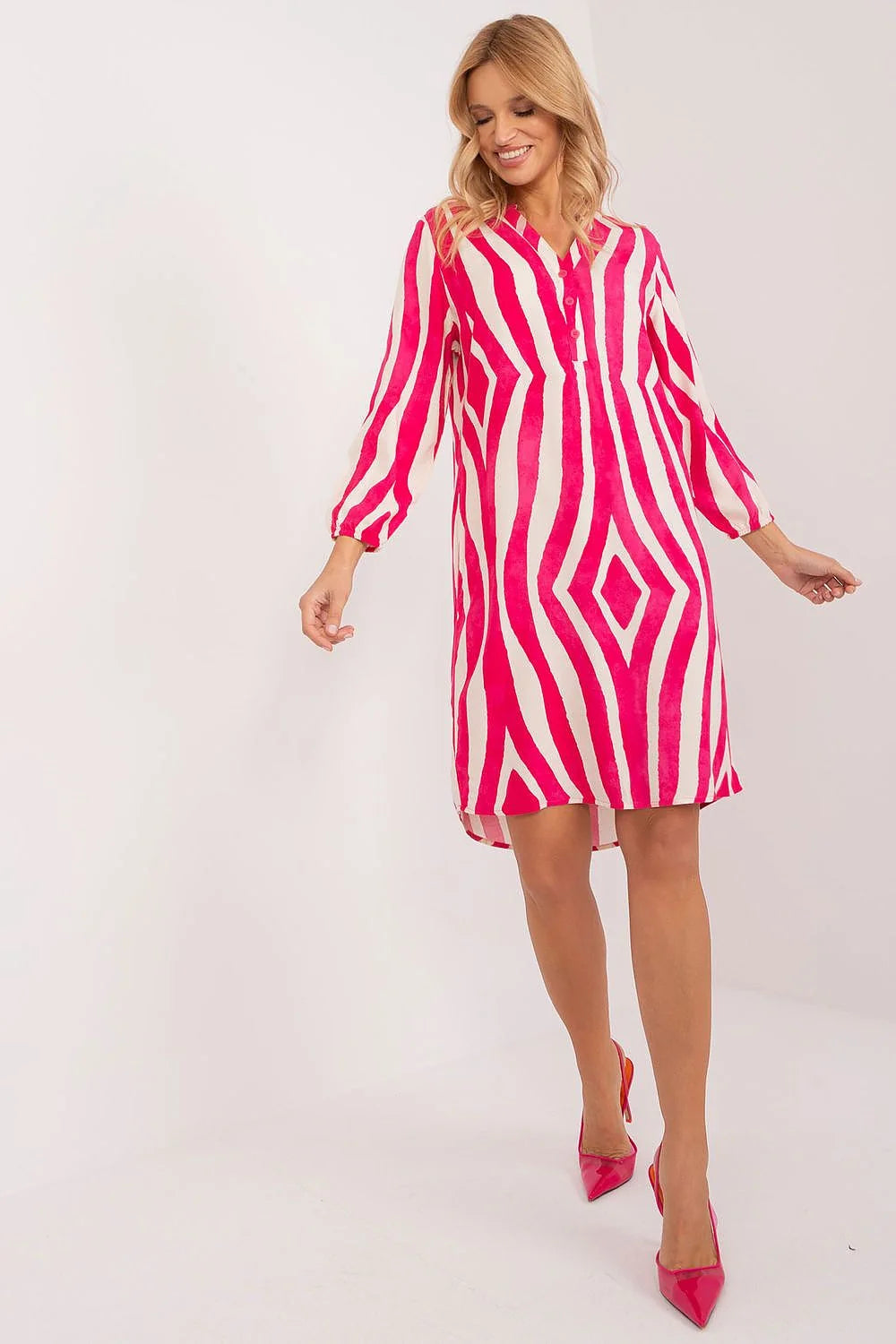 Robe féminine audacieuse rayures verticales fuchsia crème manches 3/4 col V silhouette droite fente latérale femme été