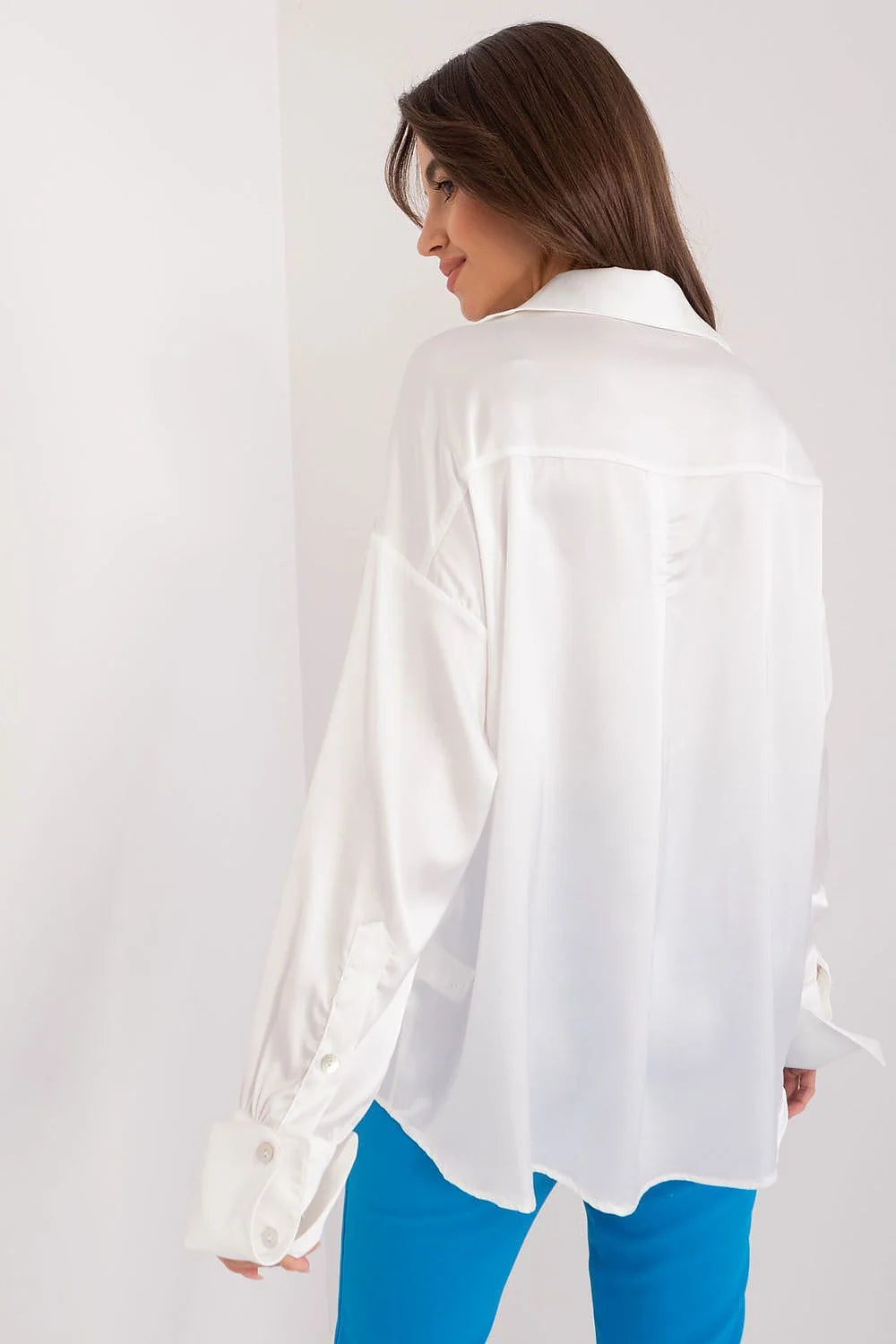 chemise femme satinée blanche manches longues col classique oversize coupe ample fluide poignets larges boutons nacrés poche poitrine élégante intemporelle