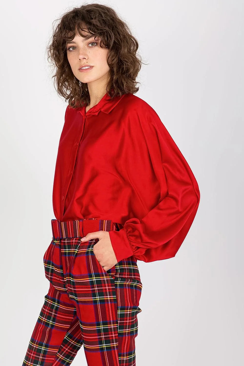 chemise femme satinée rouge vif oversize manches longues ballons poignets boutonnés col classique patte boutonnage frontale tombé fluide lumineux brillante