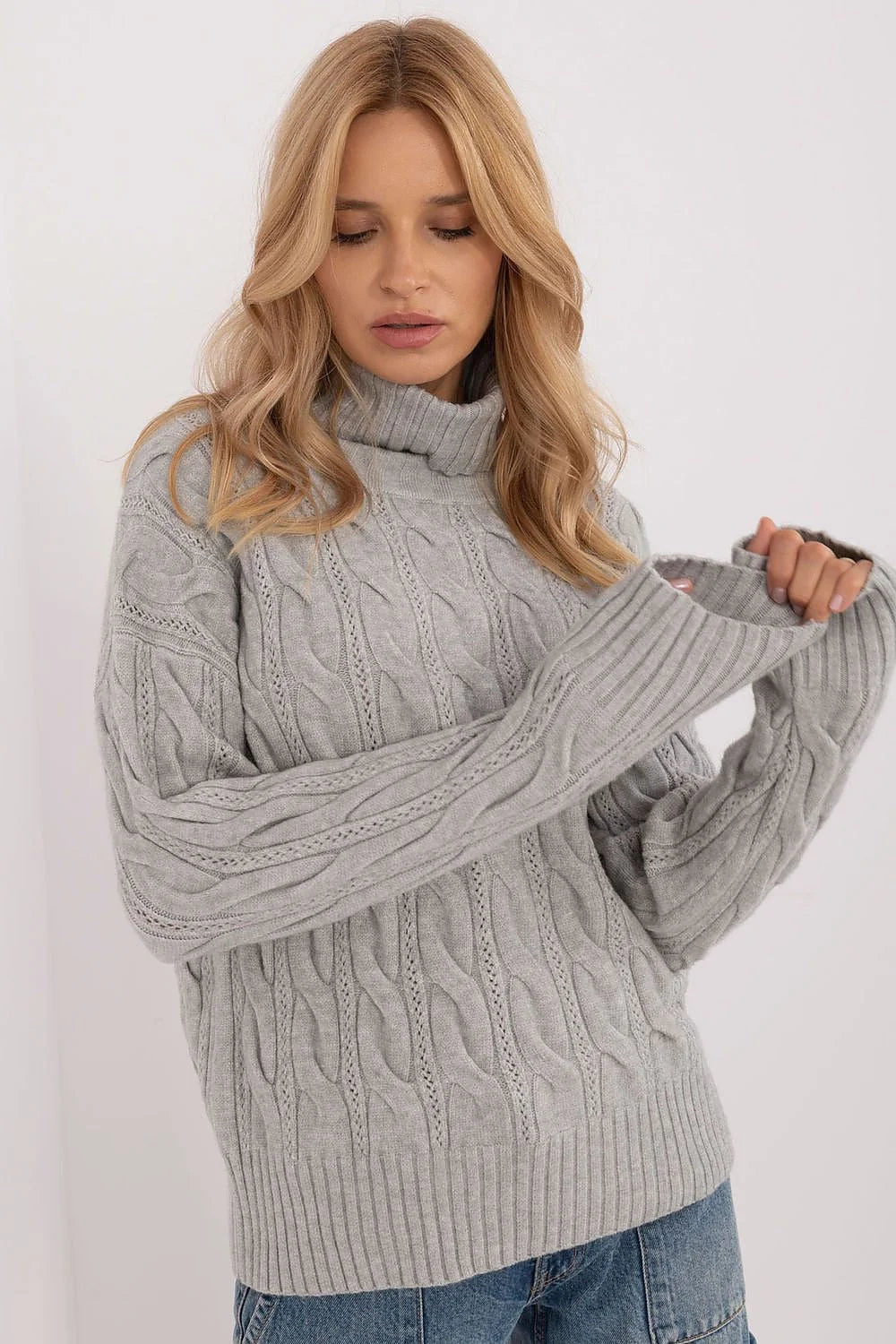 Pull col roulé torsades gris clair femme en laine mélange acrylique polyester polyamide longueur hanches manches longues coupe ample finitions côtelées