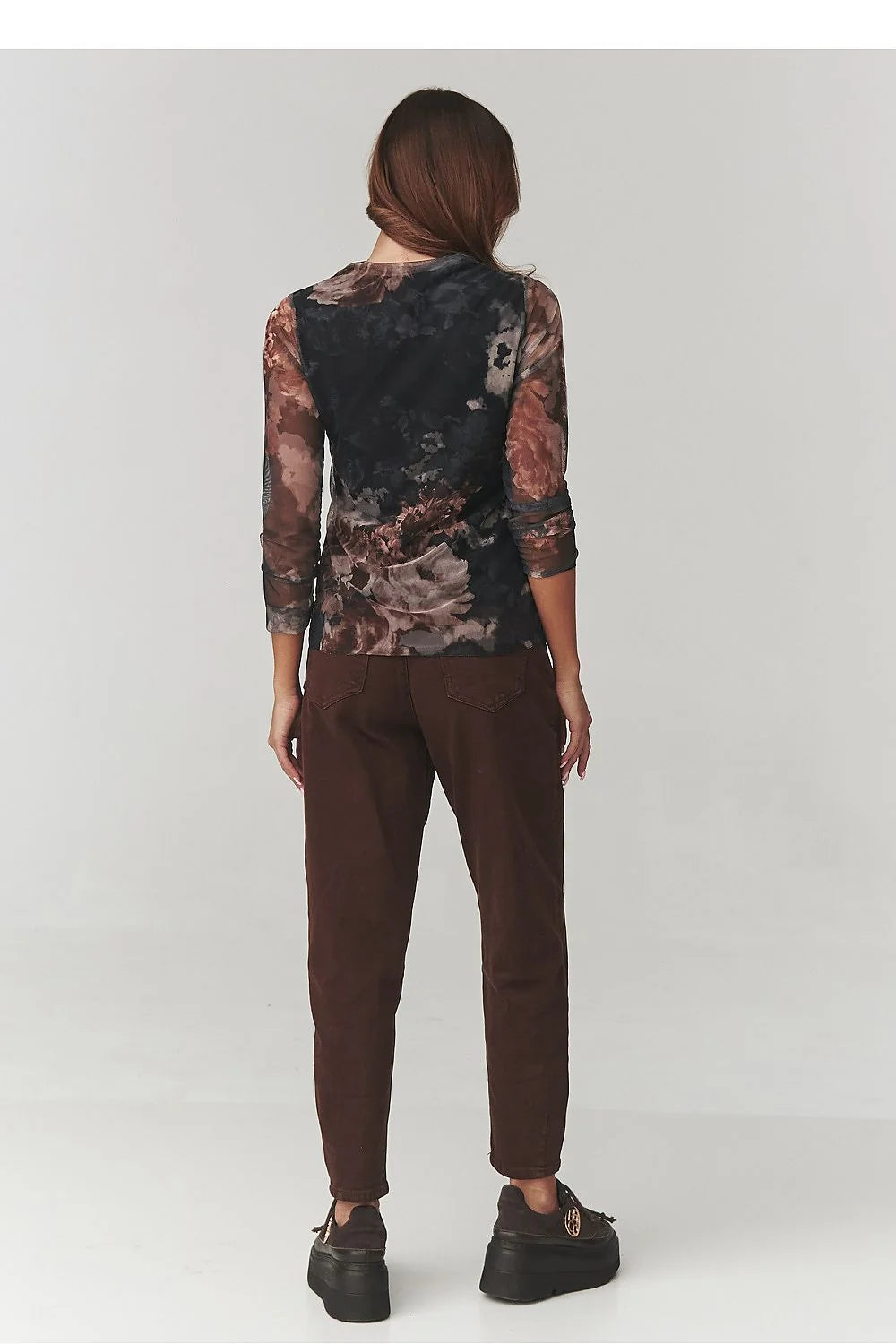 chemisier femme élégant léger translucide col montant manches longues coupe ajustée imprimé floral tons sobres tissu extensible