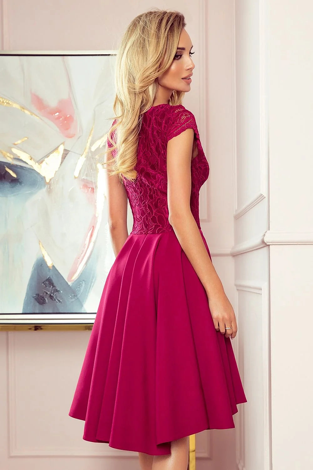 robe soirée asymétrique dentelle bordeaux manches courtes encolure coeur corsage taille cintrée jupe patineuse devant courte derrière longue doublure légère