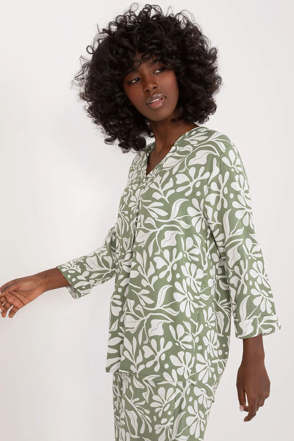 Chemisier Sublevel féminin mode été 2023 manches longues col V subtil noué à la taille motif floral vert olive femme
