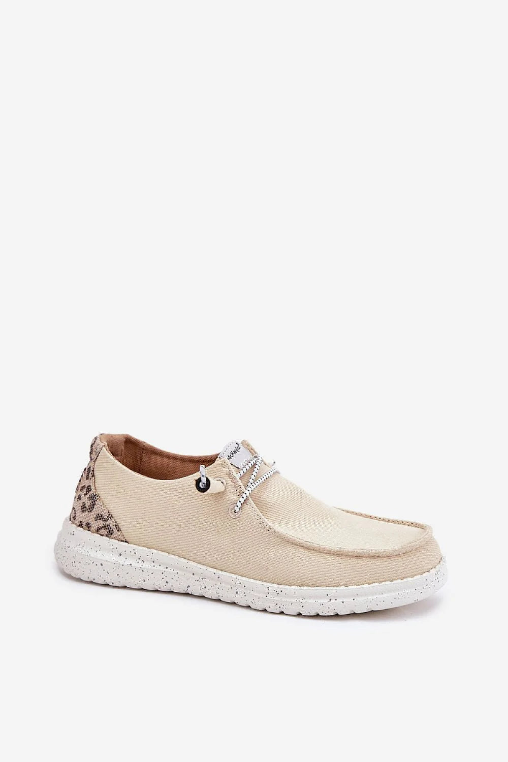 Chaussures basses femmes style bohème mocassins slip-on tissu beige semelle caoutchouc détails animaliers
